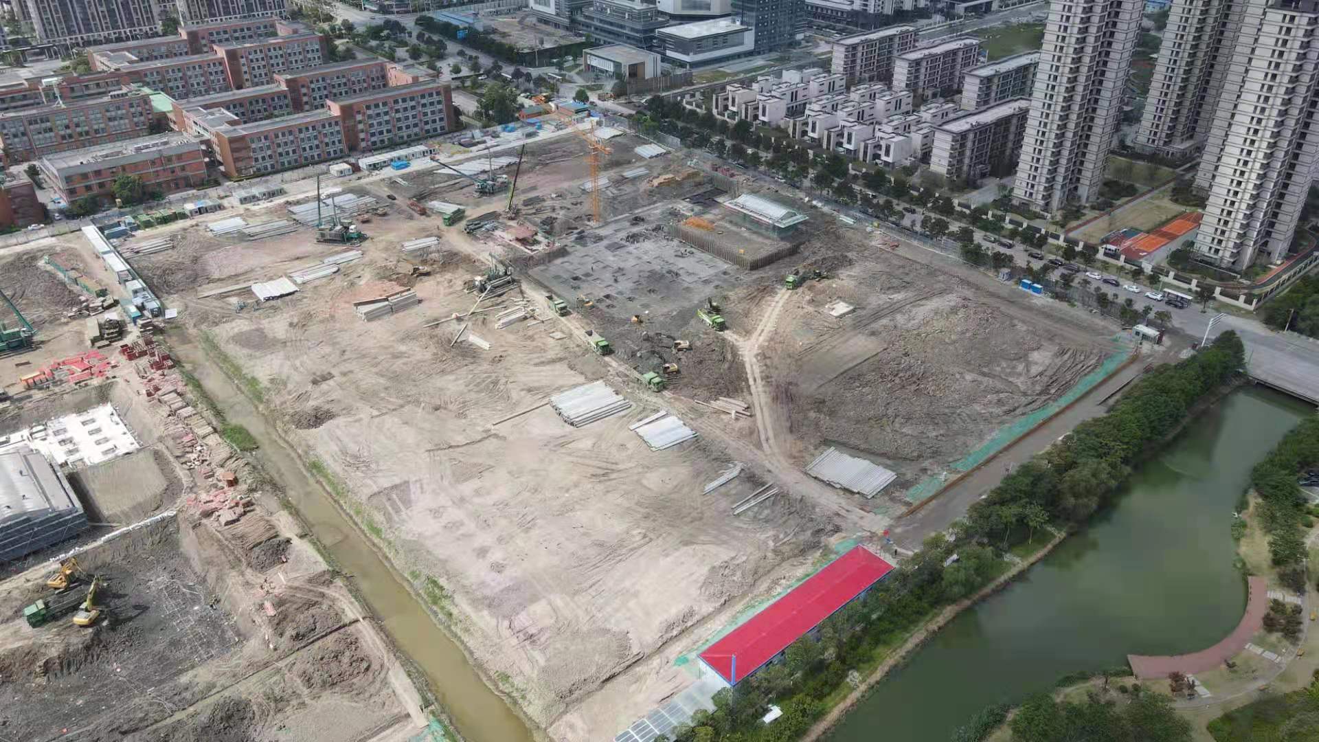 我們是一家集工業(yè)與民用建設、安裝、裝修裝飾、地基與基礎、大型土石方、市場開發(fā)為一體的施工總承包企業(yè)。
