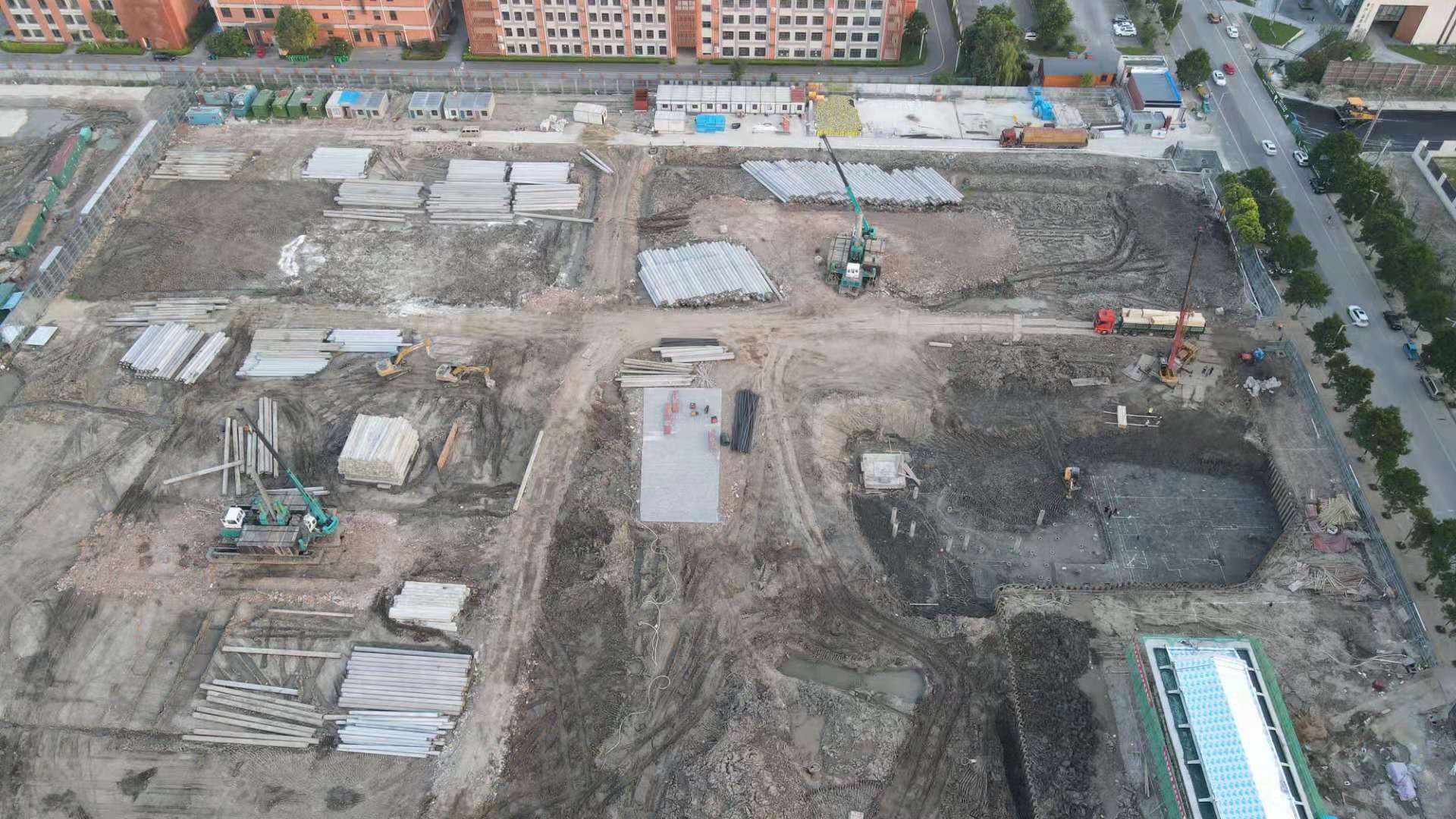 我們是一家集工業(yè)與民用建設(shè)、安裝、裝修裝飾、地基與基礎(chǔ)、大型土石方、市場開發(fā)為一體的施工總承包企業(yè)。