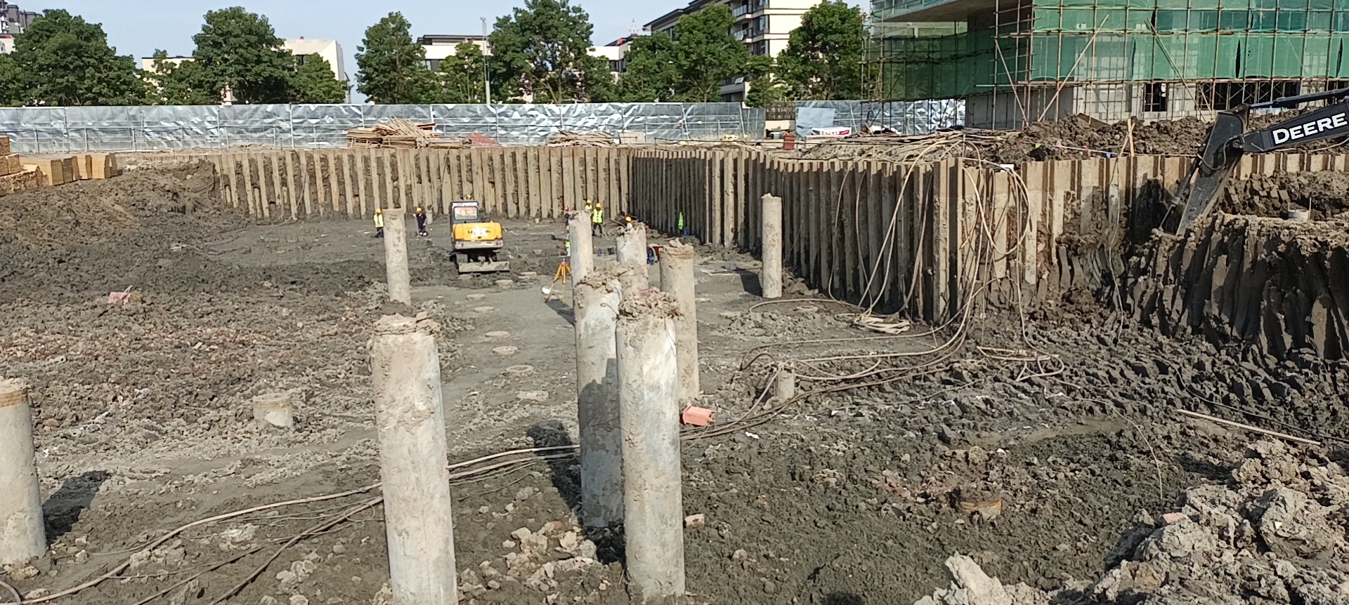 我們是一家集工業(yè)與民用建設(shè)、安裝、裝修裝飾、地基與基礎(chǔ)、大型土石方、市場(chǎng)開(kāi)發(fā)為一體的施工總承包企業(yè)。