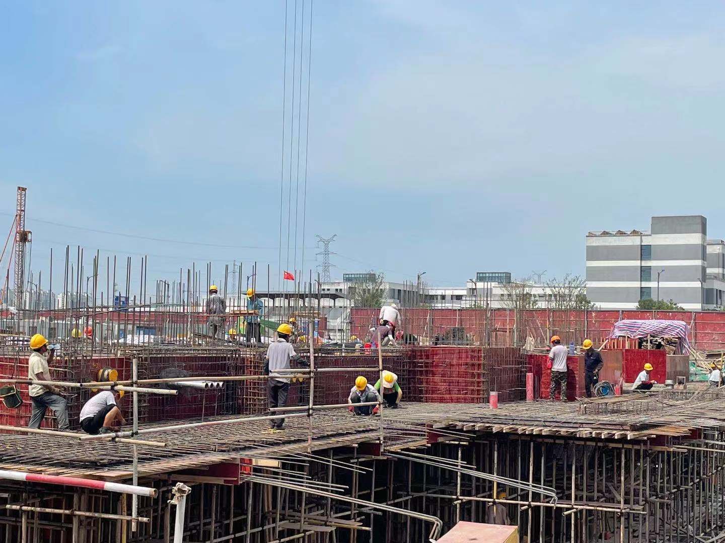 我們是一家集工業(yè)與民用建設(shè)、安裝、裝修裝飾、地基與基礎(chǔ)、大型土石方、市場開發(fā)為一體的施工總承包企業(yè)。