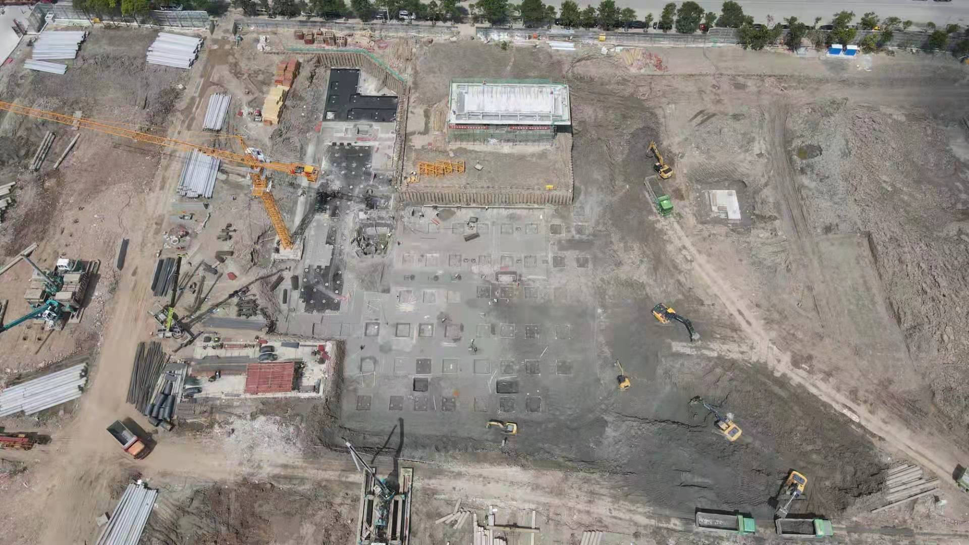 我們是一家集工業(yè)與民用建設(shè)、安裝、裝修裝飾、地基與基礎(chǔ)、大型土石方、市場開發(fā)為一體的施工總承包企業(yè)。